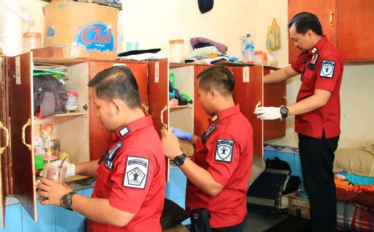 Petugas Lapas Banyuwangi mengecek kamar hunian untuk memastikan tidak ada barang terlarang (foto:istimewa)