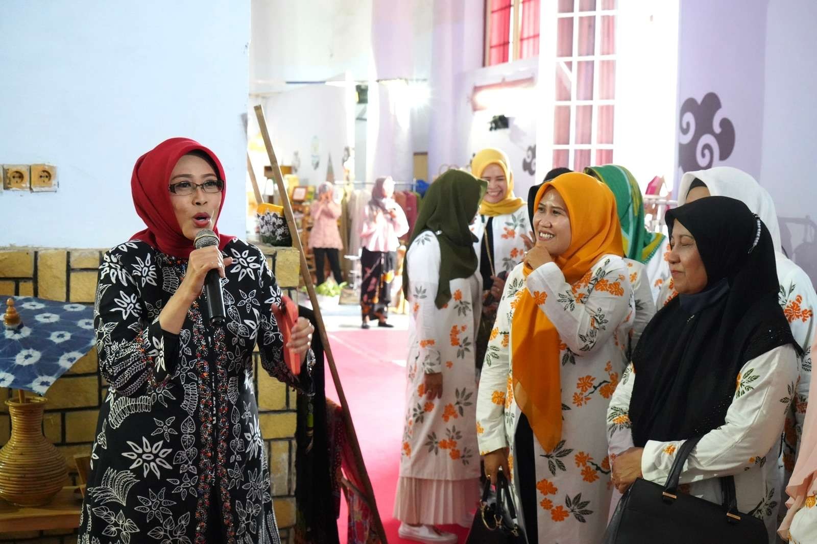 Ketua Deskranasda Kota Pasuruan Fatma Saifullah Yusuf di Pameran Produk Unggulan Kota Pasuruan beberapa waktu lalu. (Foto: dok. Humas Pemkot Pasuruan)