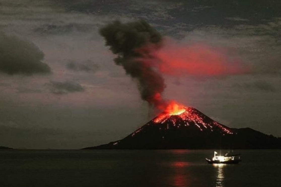 Anak Gunung Krakatau yang meletus sebanyak 91 kali hingga tahun 2022 ini. (twitter@ Sutopo_ PN)