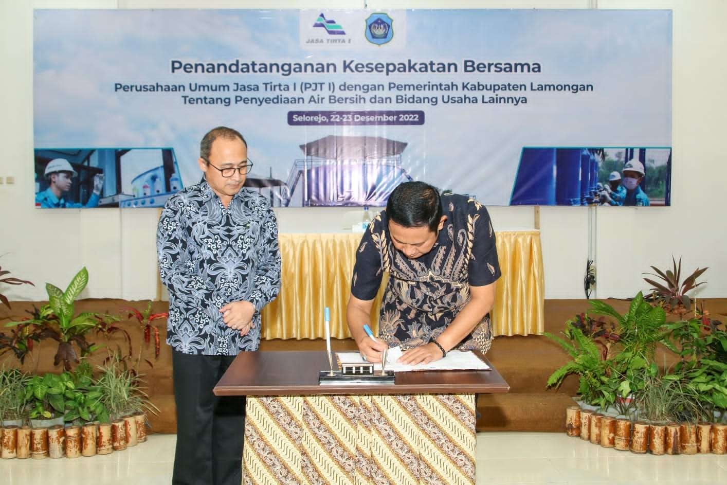 Bupati Lamongan saat penandatanganan perpanjangan kontrak dengan PJT 1 di Malang. (Foto: Dokumentasi Dinas Kominfo Lamongan)