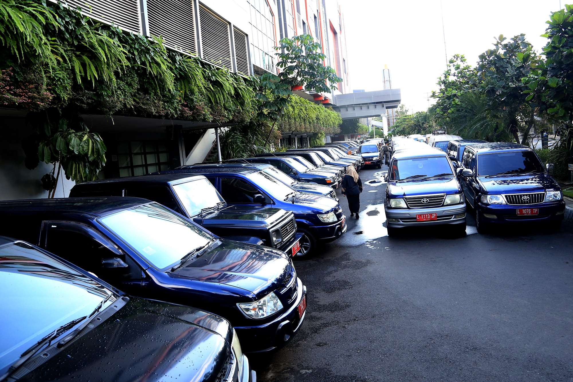 Ilustrasi mobil dinas Pemkot Surabaya yang akan diganti kendaraan listrik. (Foto: Humas Pemkot Surabaya)