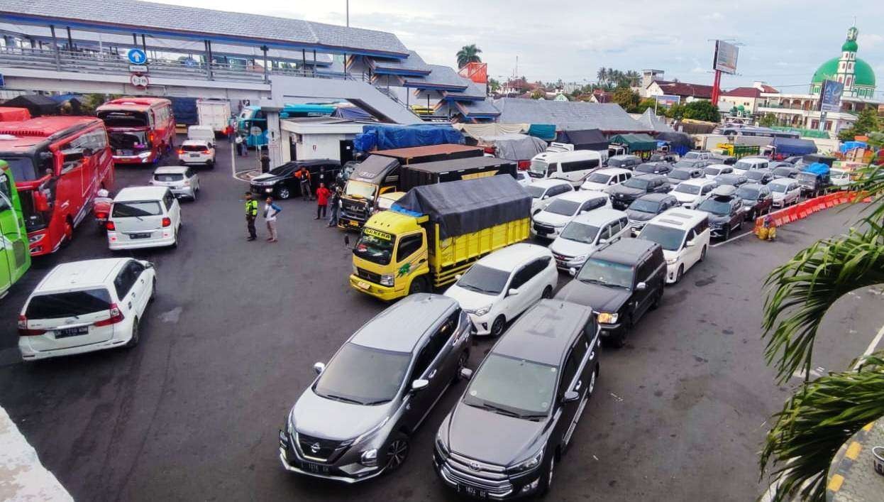 Antrean kendaraan yang akan masuk ke dalam kapal penyeberangan terlihat di area parkir Pelabuhan Ketapang, Banyuwangi. (Foto: Muh Hujaini/Ngopibareng.id)