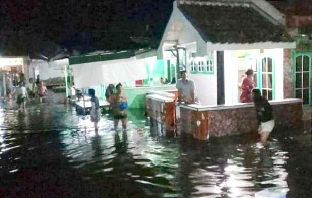 Banjir rob dua hari beruntun merendam ratusan rumah warga tiga desa di pesisir pantura Situbondo.(foto:BPBD Situbondo)