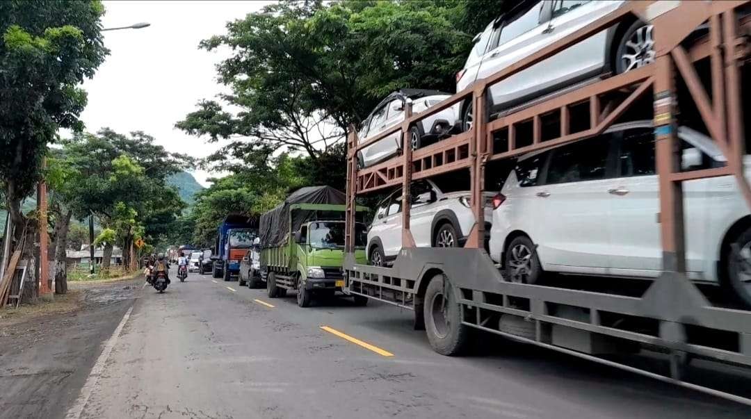 Antrian kendaraan menuju pelabuhan ketapang terjadi pada Sabtu pagi (foto:istimewa)