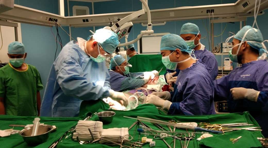 Tim Dokter dari RSUD Arifin Achmad dan Rumah Sakit Jantung dan Pembuluh Darah Harapan Kita melakukan operasi jantung di RSUD AA. (Foto: dokumen riau.go.id)