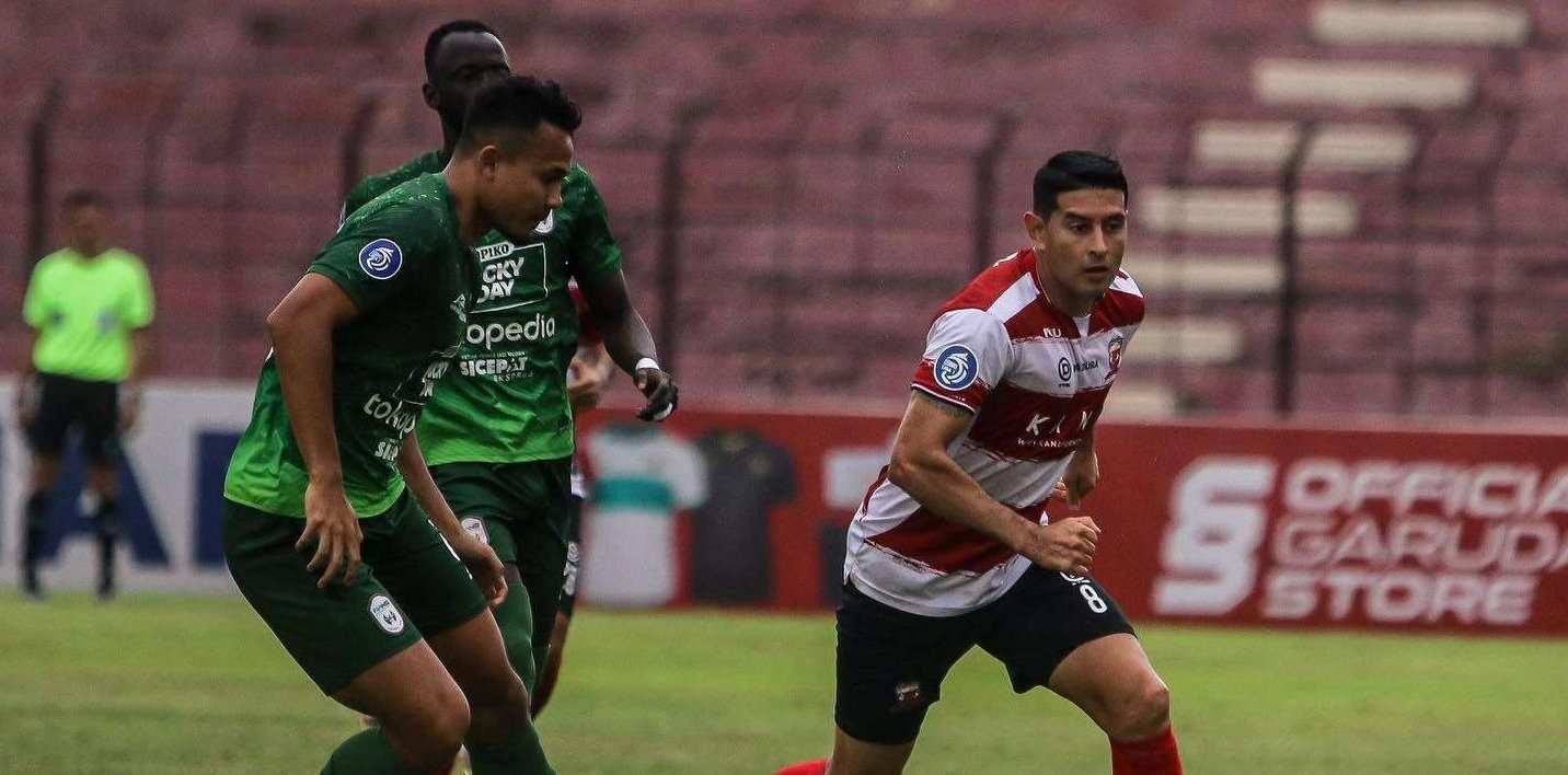 Gelandang serang Madura United, Esteban Vizcarra, tak mampu berbuat banyak saat timnya ditahan imbang Rans Nusantara FC 1-1. (Foto: Twitter/@MaduraUnitedFC)
