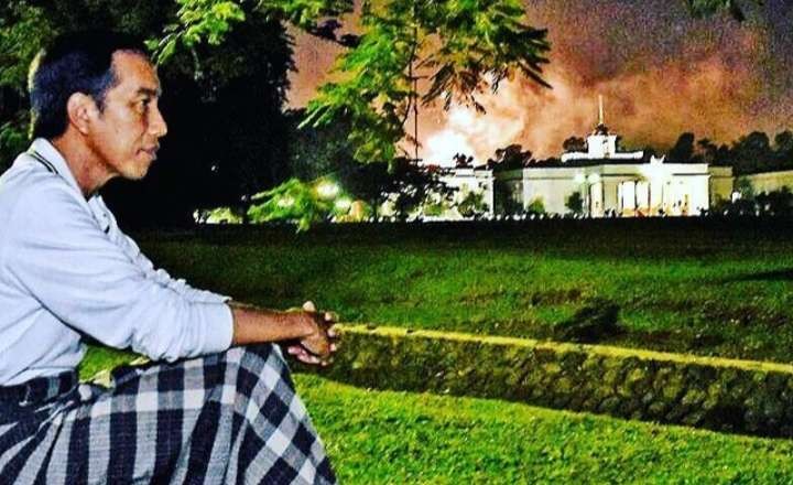 Ilustrasi Presiden Jokowi duduk merenung di depan Istana Kepresidenan Bogor (Foto: Dok Setpres )