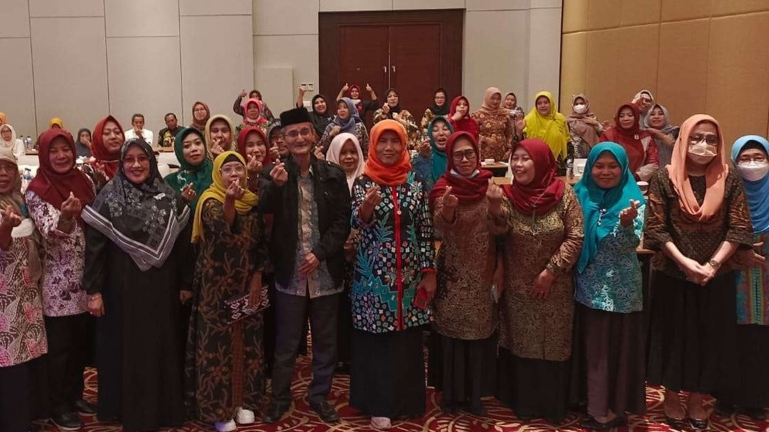 KH Husein Muhammad bersama para perempuan peduli perdamaian di Surabaya. Tampak, Faridatul Hanum, Kabid Perempuan dan Anak FKPT Jawa Timur. (Foto: pkk jatim)
