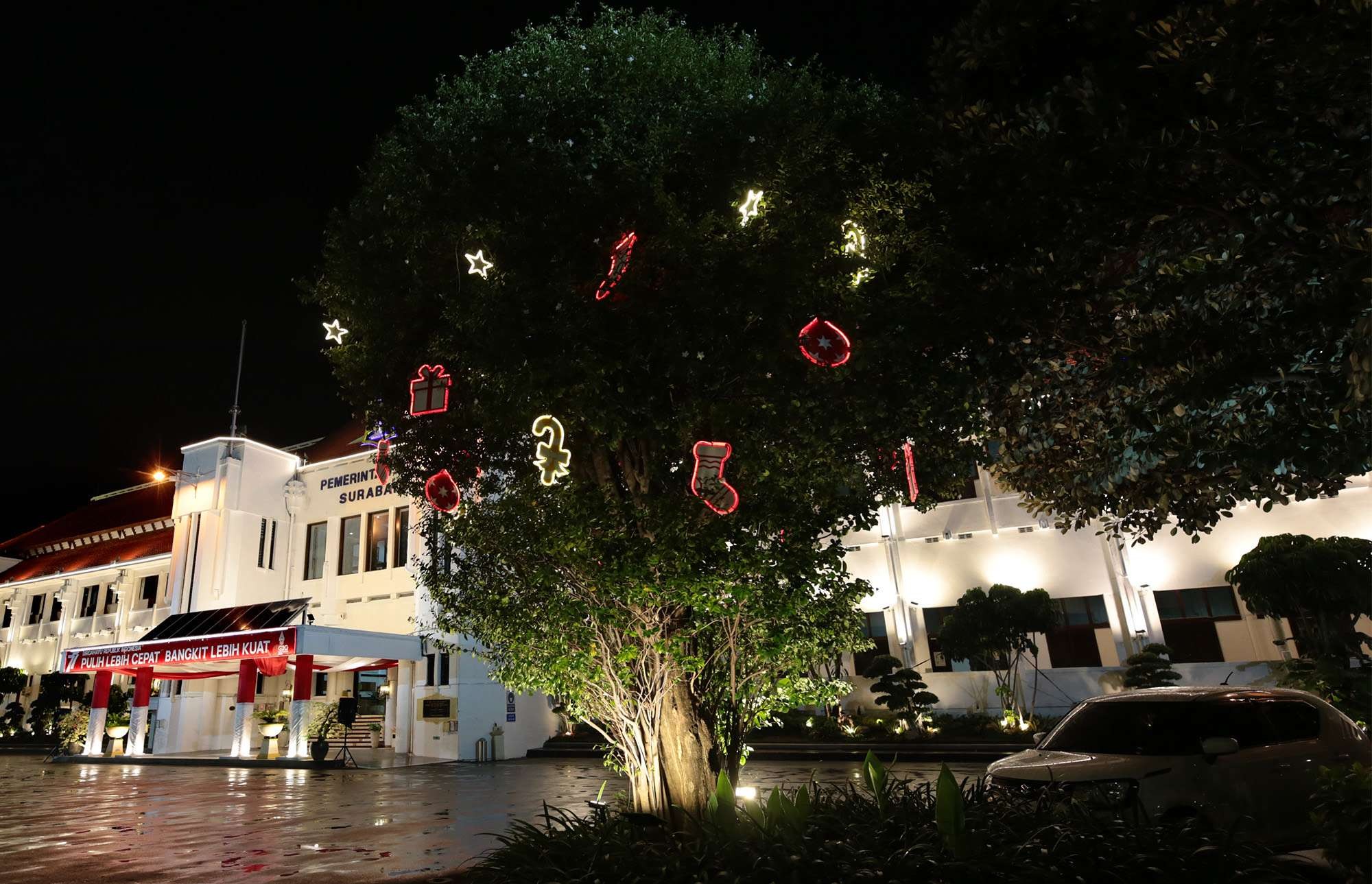 Dekorasi Natal juga ditampilkan di Balai Kota Surabaya.  (Foto: Pita Sari/Ngopibareng.id)