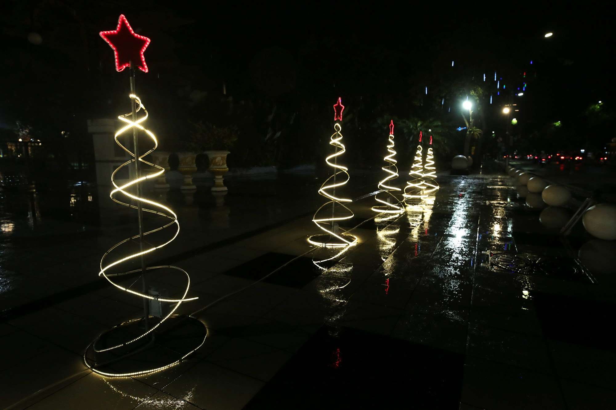 Ornamen Natal yang terpasang di sepanjang jalan protokol Surabaya. (Foto: Humas Pemkot Surabaya)