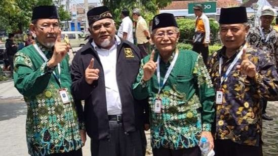 Ketua DPW Partai Ummat Jawa Timur, Sardjono Budi Santoso atau akrab disapa Abah Sardjono (kedua kiri) istiqomah dan solid menunggu hasil verifikasi ulang keanggotaan di NTT dan Sulut. (Foto: Dokumentasi pribadi) )