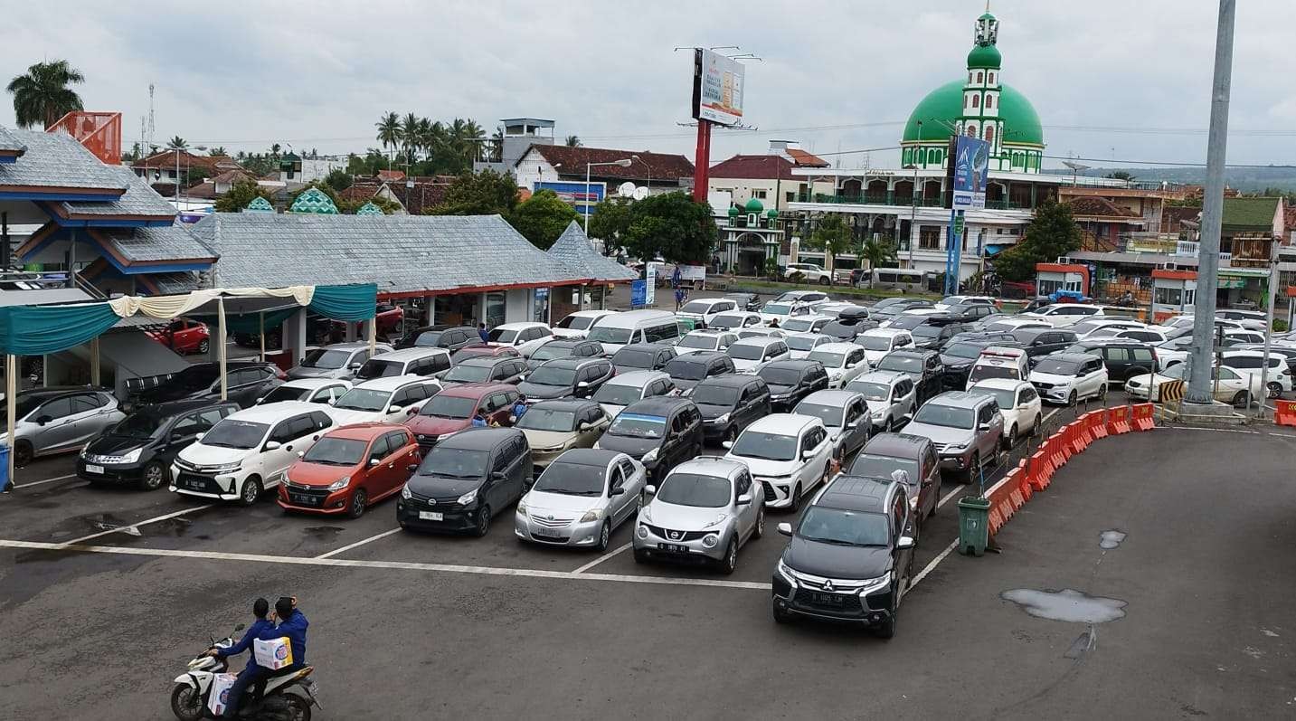 Antrean kendaraan yang berada di area parkir Pelabuhan Ketapang (Foto: Muh Hujaini/Ngopibareng.id)