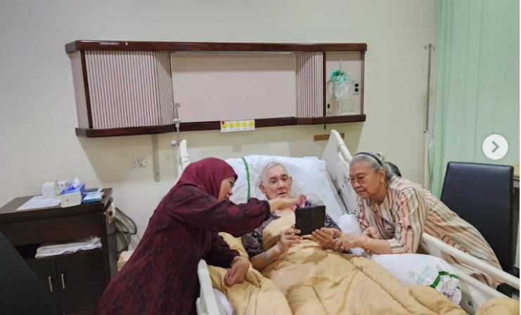 Gubernur Jawa Timur Khofifah Indar Parawansa mengunjungi Wakil Presiden ke-6 RI, Try Sutrisno yang sedang dirawat di RSPAD Gatot Subroto, Jakarta. (Foto: Instagram @Khofifah)