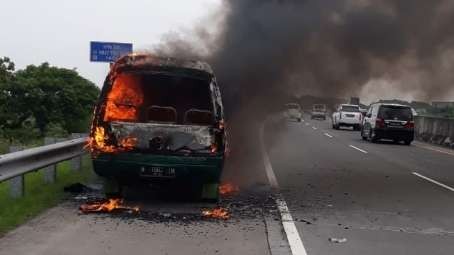Mobil penumpang L300 hangus terbakar di Tol Sumo, Minggu 25 Desember 2022. (Foto: PJR Polda Jatim)