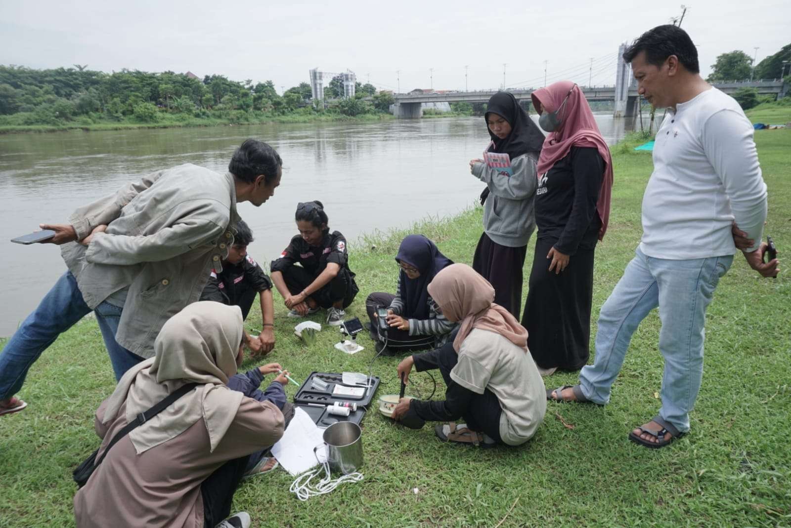 Sejumlah masyarakat di Kota Kediri mendapatkan edukasi sekaligus pelatihan pemantauan kualitas air sungai. Kegiatan ini diinisiasi Ecoton. (Foto: Dok. Ecoton)