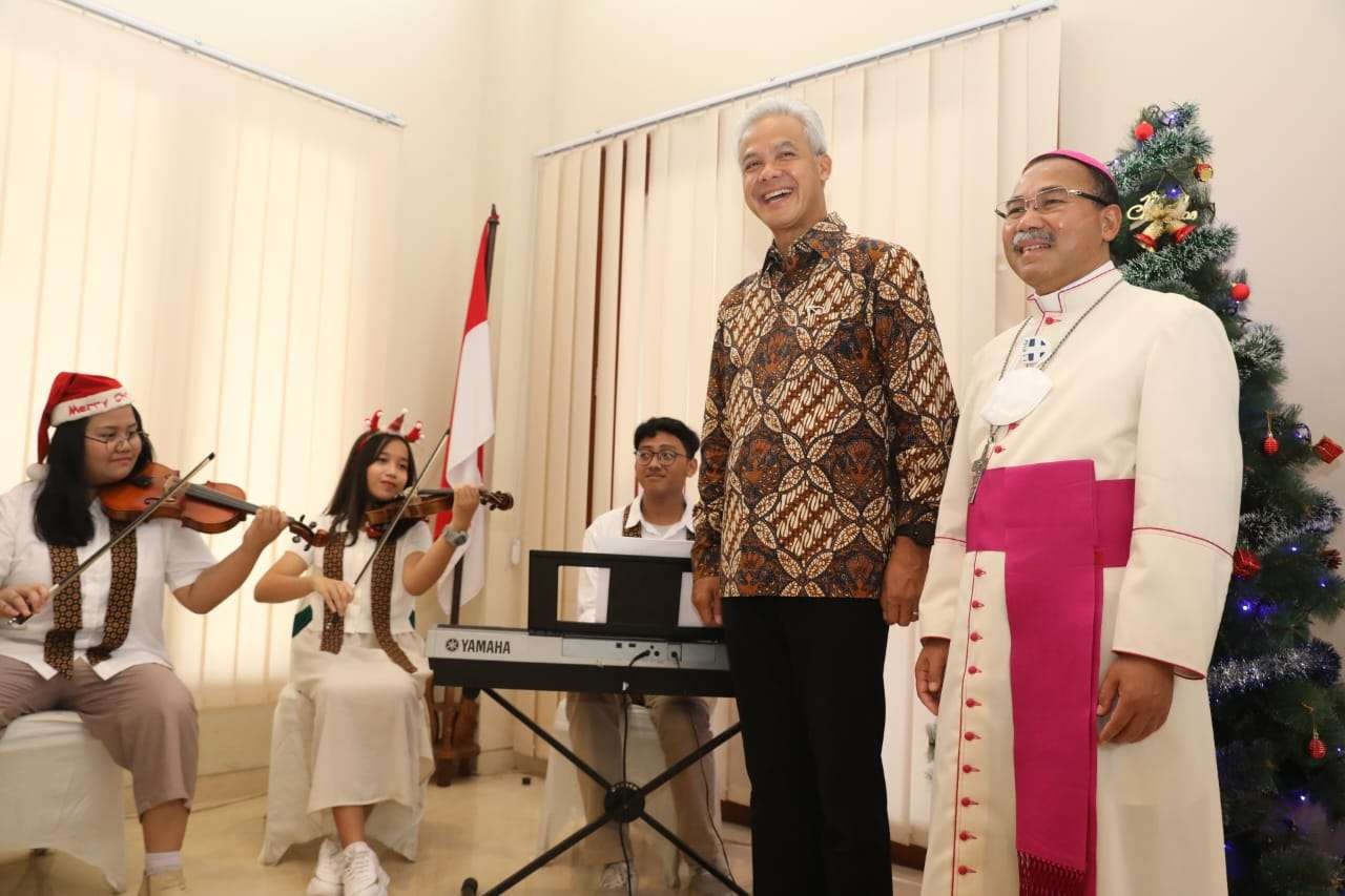 Gubernur Jawa Tengah Ganjar Pranowo hadir di perayaan Natal di Keuskupan Agung Semarang, Minggu 25 Desember 2022. (Foto: Diskominfo Jateng)
