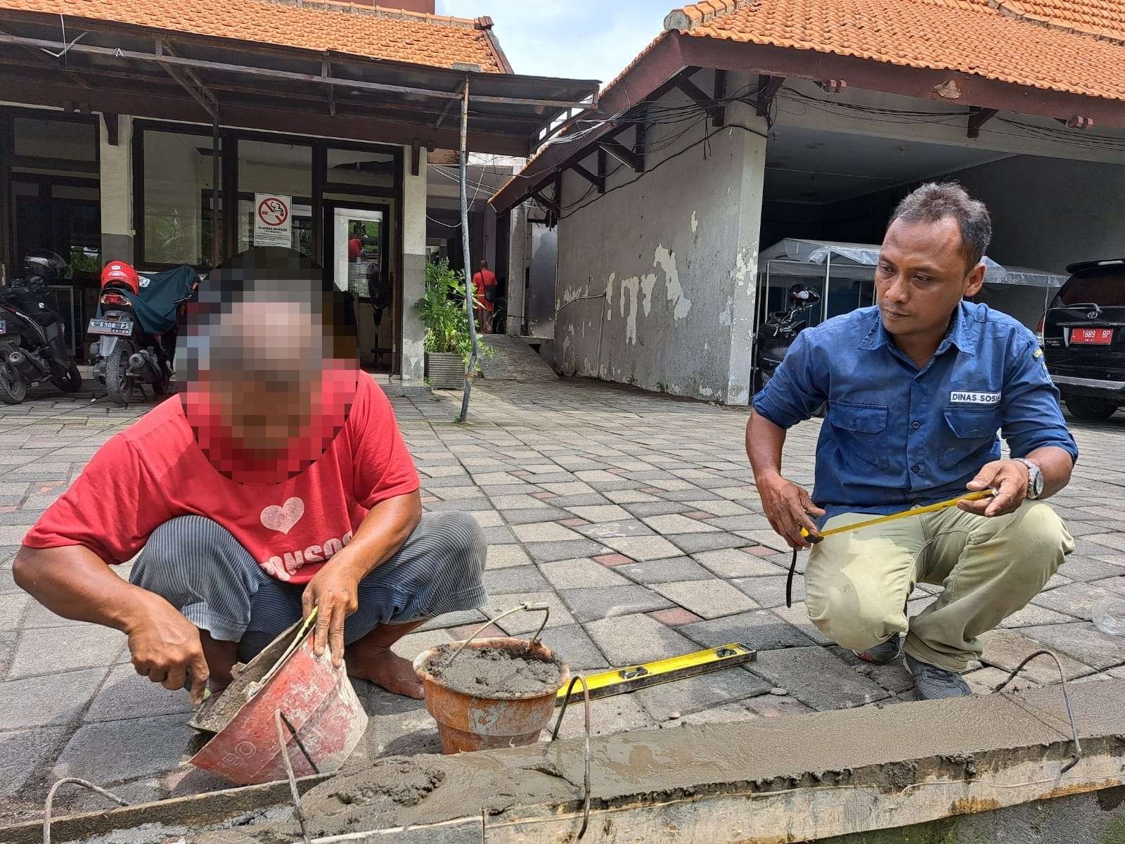 Supriyanto, salah satu ODGJ Liponsos Keputih saat melakukan kegitan pelatihan pertukangan didampingi petugas, Yusuf. (Foto: Pita Sari/Ngopibareng.id)