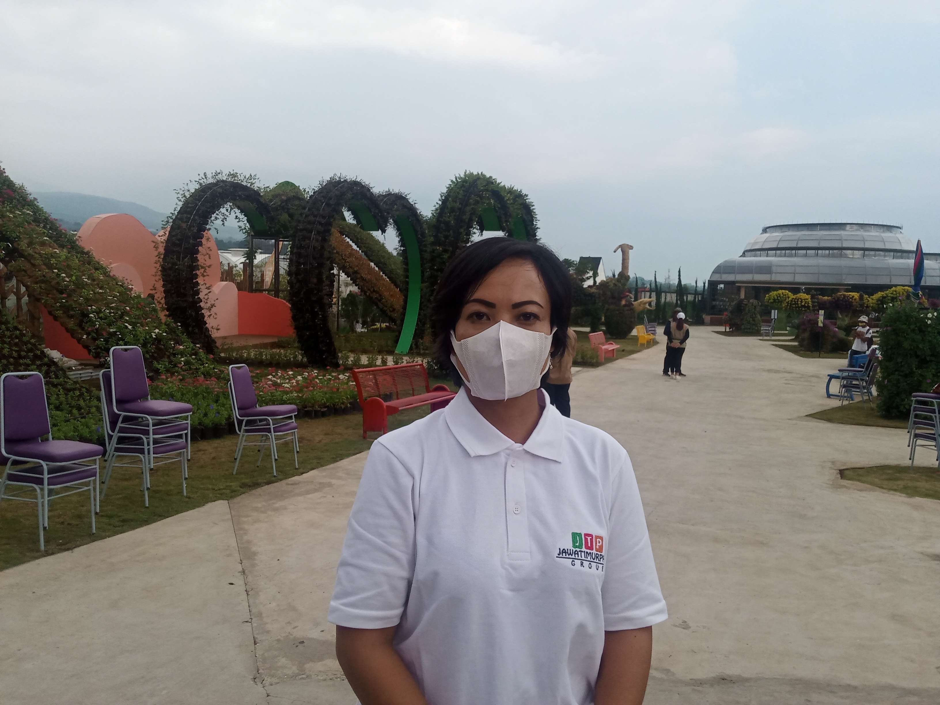 Marketing Manager and Public Relation Jawa Timur Park (JTP) Group, Titik S Ariyanto saat berada di destinasi wisata Batu Love Garden (Foto: Lalu Theo/ngopibareng.id)