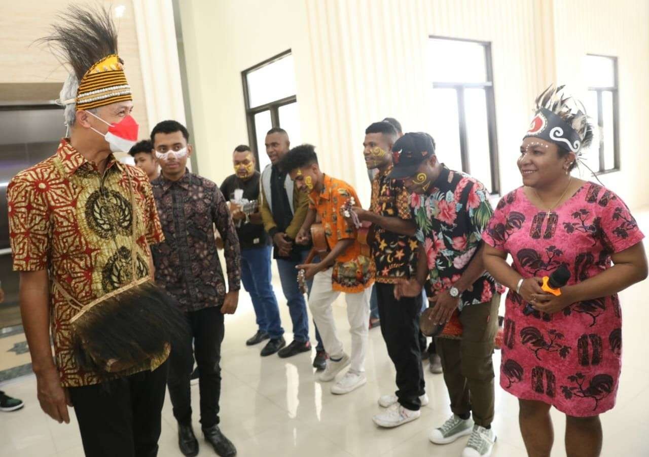 Lagu "Emambo Simbo" dari mahasiswa asal Papua sambut kedatangan Gubernur Jawa Tengah Ganjar Pranowo, di Surakarta. (Foto: Istimewa)