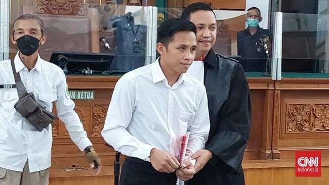 Bharada Rizhard Eliezer Pudihang Lumiu alias Bharada E dalam sidang di Pengadilan Negeri Jakarta Selatan. (Foto: cnnIndonesia)