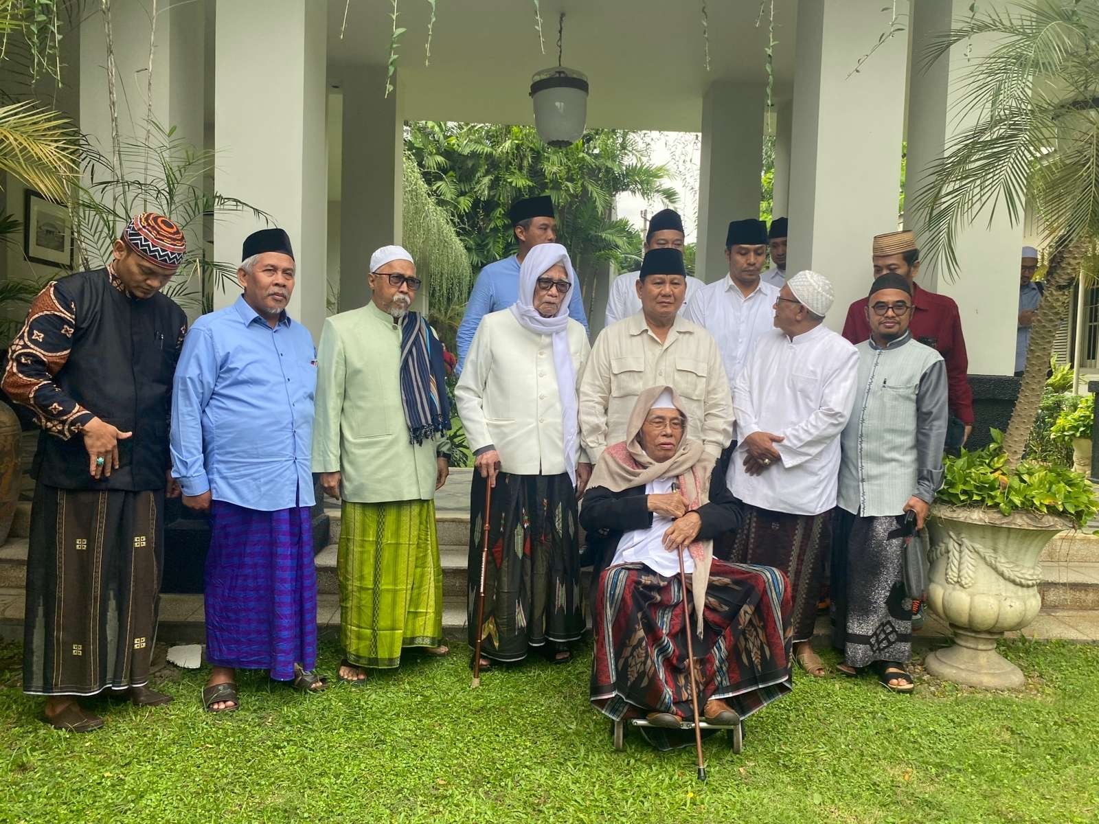 Ketua Umum Partai Gerindra, Prabowo Subianto bersama para ulama dan kiai di Surabaya, Senin 26 Desember 2022. (Foto: Gerindra)