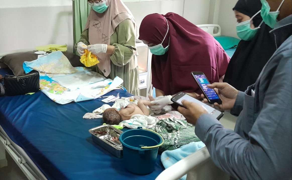 Kondisi bayi sedang ditangani tim medis Puskesmas. mantup (Foto:Istimewa)