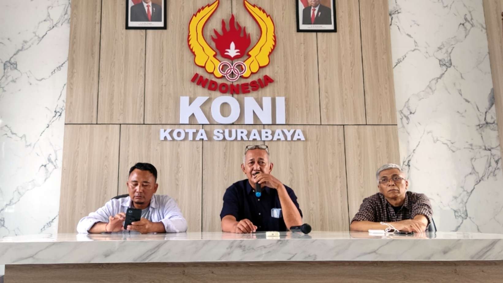 Wakil Ketua KONI Surabaya, Budi Hariyono didampingi Ketua Panitia MAO 2022 Arief Sosiawan (kanan) di Kantor KONI Surabaya, Senin 26 Desember 2022. (Foto: Fariz Yarbo/Ngopibareng.id)