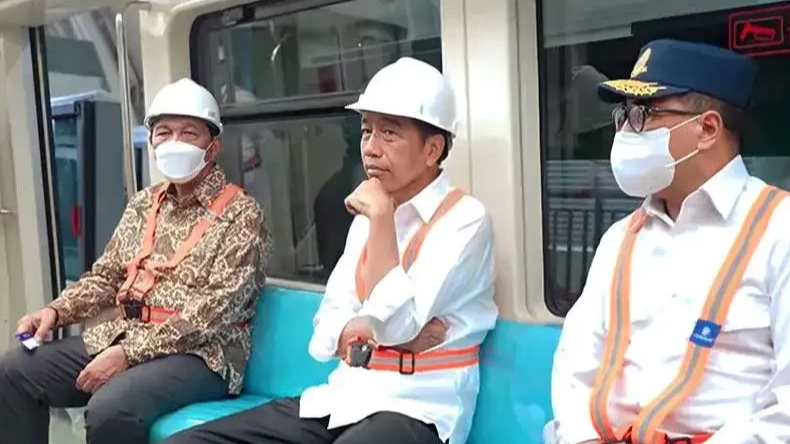Presiden Jokowi jajal menaiki kereta Lintas Rel Terpadu atau Light Rail Transit (LRT) dari Stasiun Harjamukti, Cibubur, Depok, ke Stasiun TMII. (Foto: Ant)