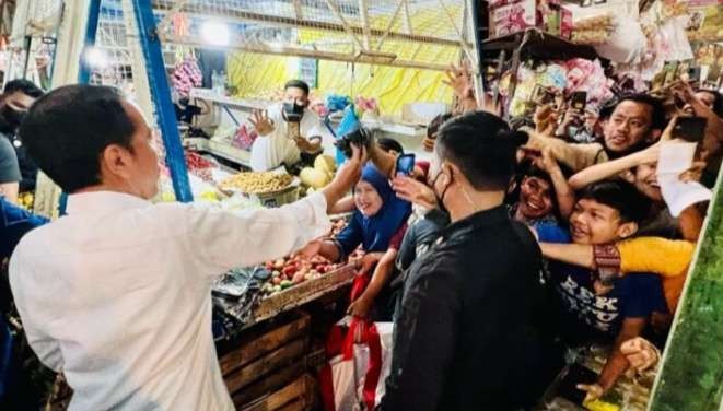 Presiden Jokowi cek harga Sembako di Pasar Cigombong Bogor Jawa Barat (Foto: BPMI Setpres)