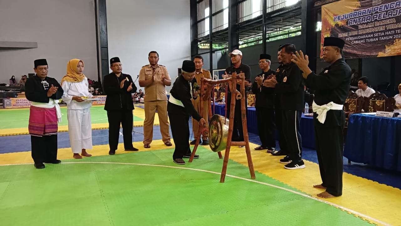 Ketua SH Terate Cabang Tuban memukul gong tanda dibukanya kejuaraan pencak silat antar pelajar (dok. Humas SH Terate Tuban)