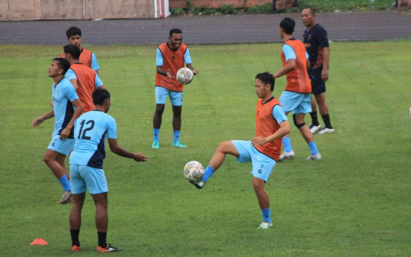 Persela Lamongan saat menjalani latihan di Stadion Surajaya Lamongan. (Foto: Imron Rosidi/Ngooibareng.id)