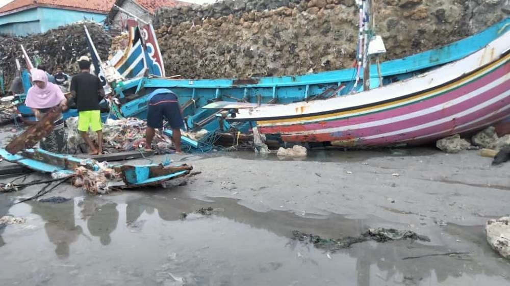 Sejumlah perahu di Pamekasan rusak akibat diterjang ombak besar. (Foto: Ant)
