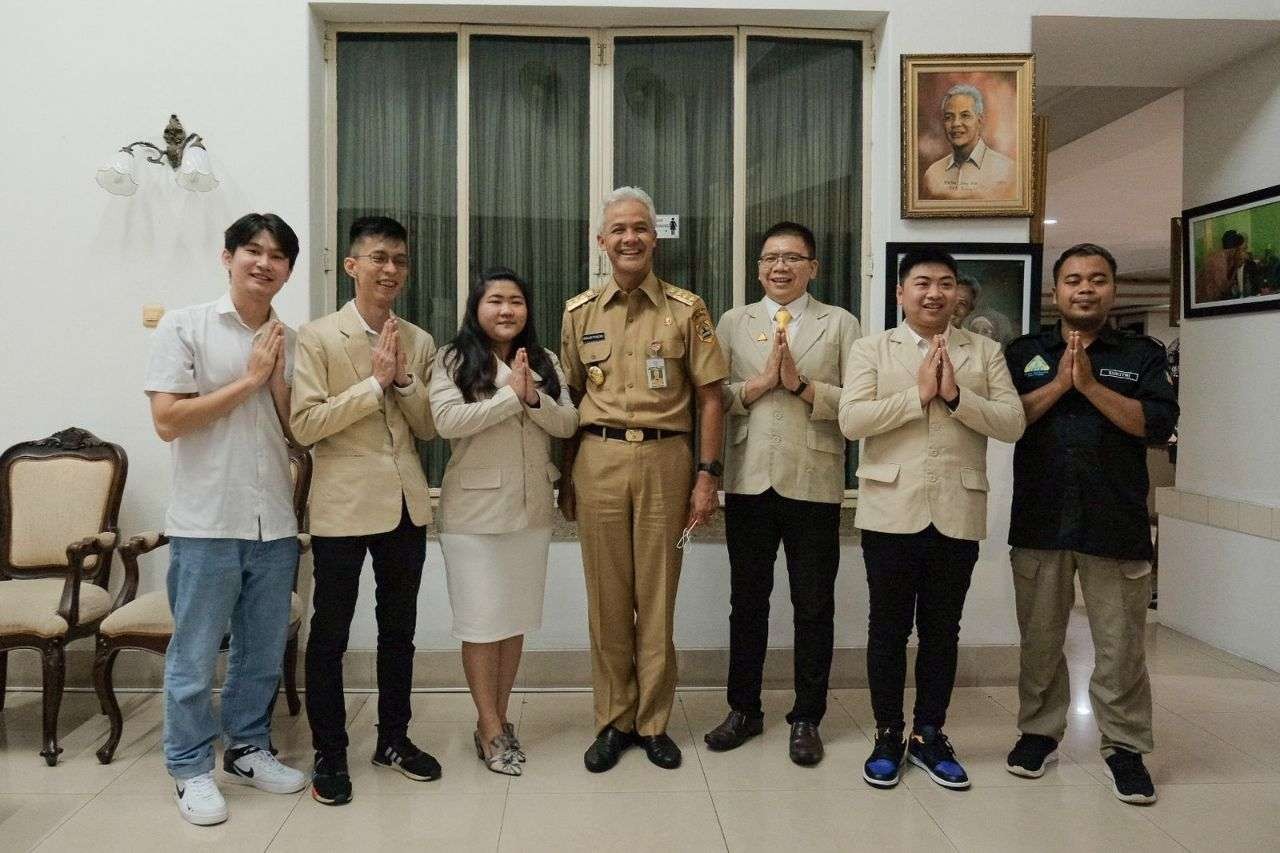Gubernur Jawa Tengah Ganjar Pranowo bersama Pemuda-pemudi Vihara Buddhayana Indonesia. (Foto: Istimewa)