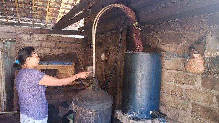 Salah satu proses memproduksi arak Bali di sebuah rumah warga. (Foto: Bali.tribunnews)