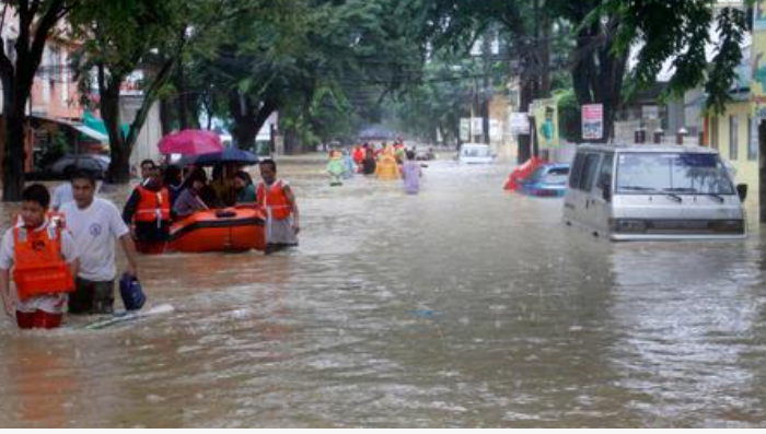 Filipina mengalami hujan lebat selama dua hari. Banjir dan arus deras menyebabkan 13 orang meninggal serta 23 orang hilang. (Foto: Twitter @trtworld)