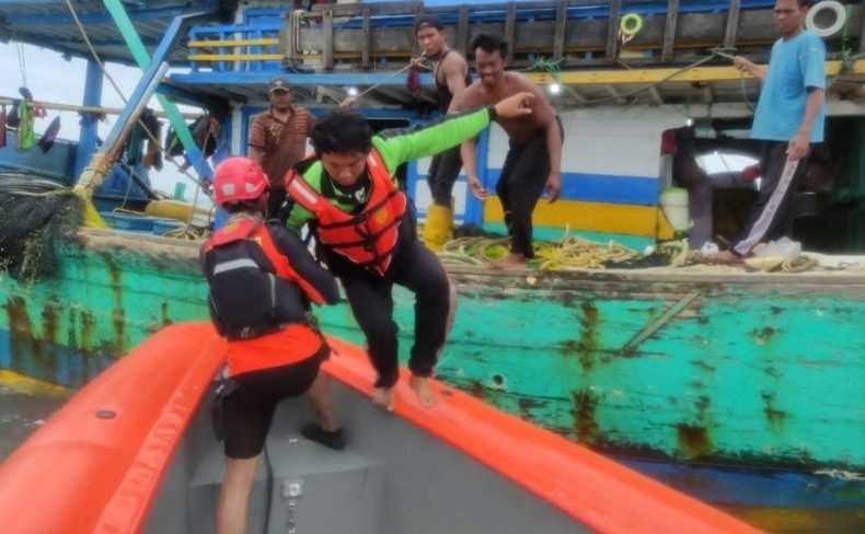 Basarnas evakuasi ABK KM KY 02 yang tenggelam di perairan Karimata, Kalimantan Barat. (Foto: Basarnas)