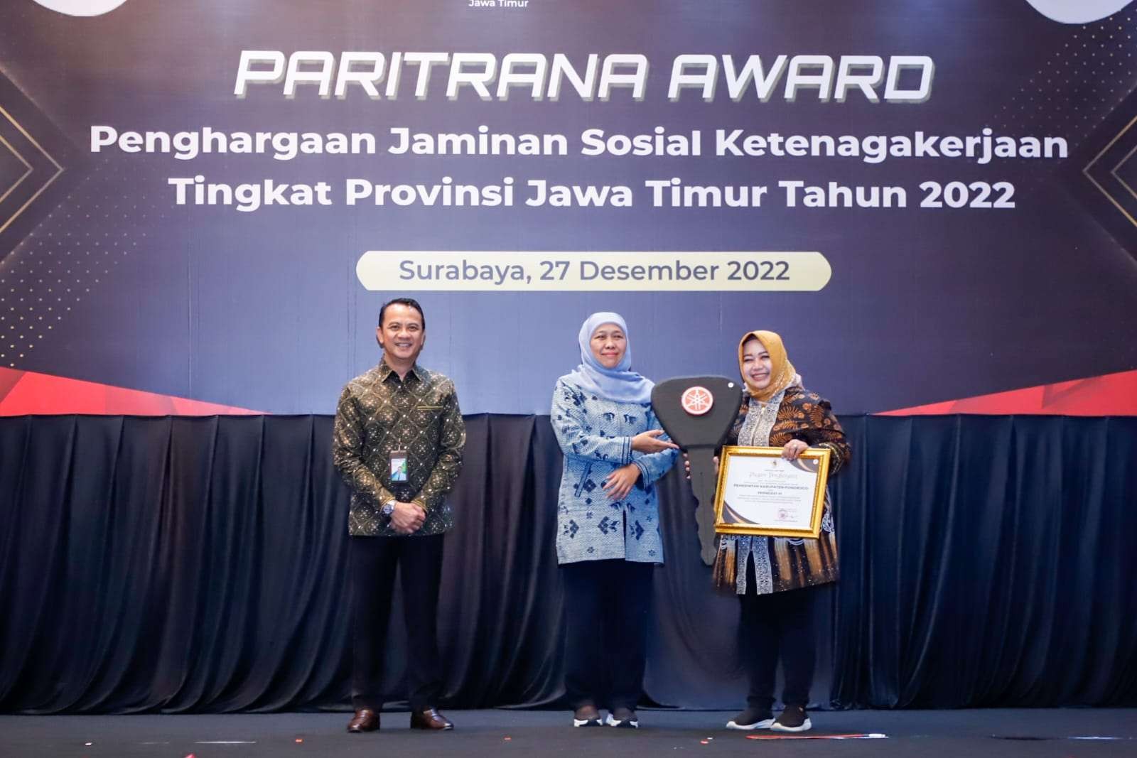 Gubernur Jatim, Khofifah Indar Parawansa (tengah) menyerahkan penghargaan Paritrana Award 2022 di Hotel Shangri-La, Surabaya, Selasa 27 Desember 2022. (Foto: Humas Prov Jatim)