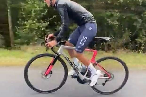 Tangkapan layar dari video Andrey Amador saat menggunakan sepeda yang disinyalir sebagai Cannondale SuperSic Evo generasi keempat. (Foto: Istimewa)