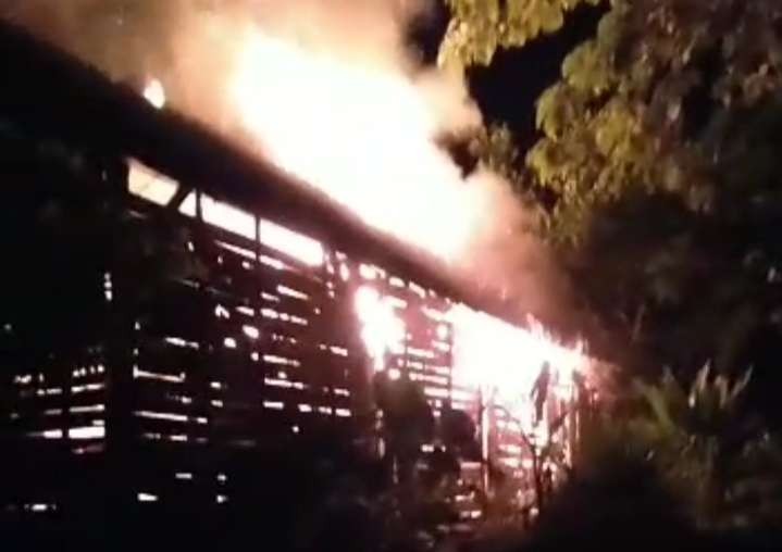 Kobaran api tampak membakar satu rumah milik warga Blora (Foto: Warga Desa Ketringan)