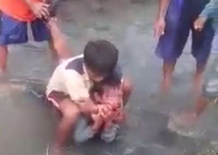 Pria bertato yang hendak memperkosa perempuan yang sedang mandi di sungai saat ditangkap warga (Foto: Istimewa)