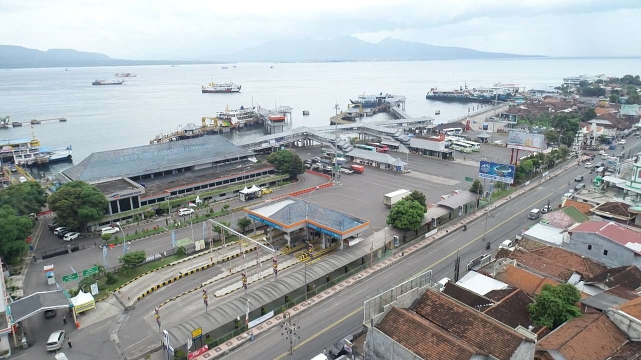 Suasana Pelabuhan Ketapang Banyuwangi pada Selasa siang (foto: Dewa For Ngopibareng.id)