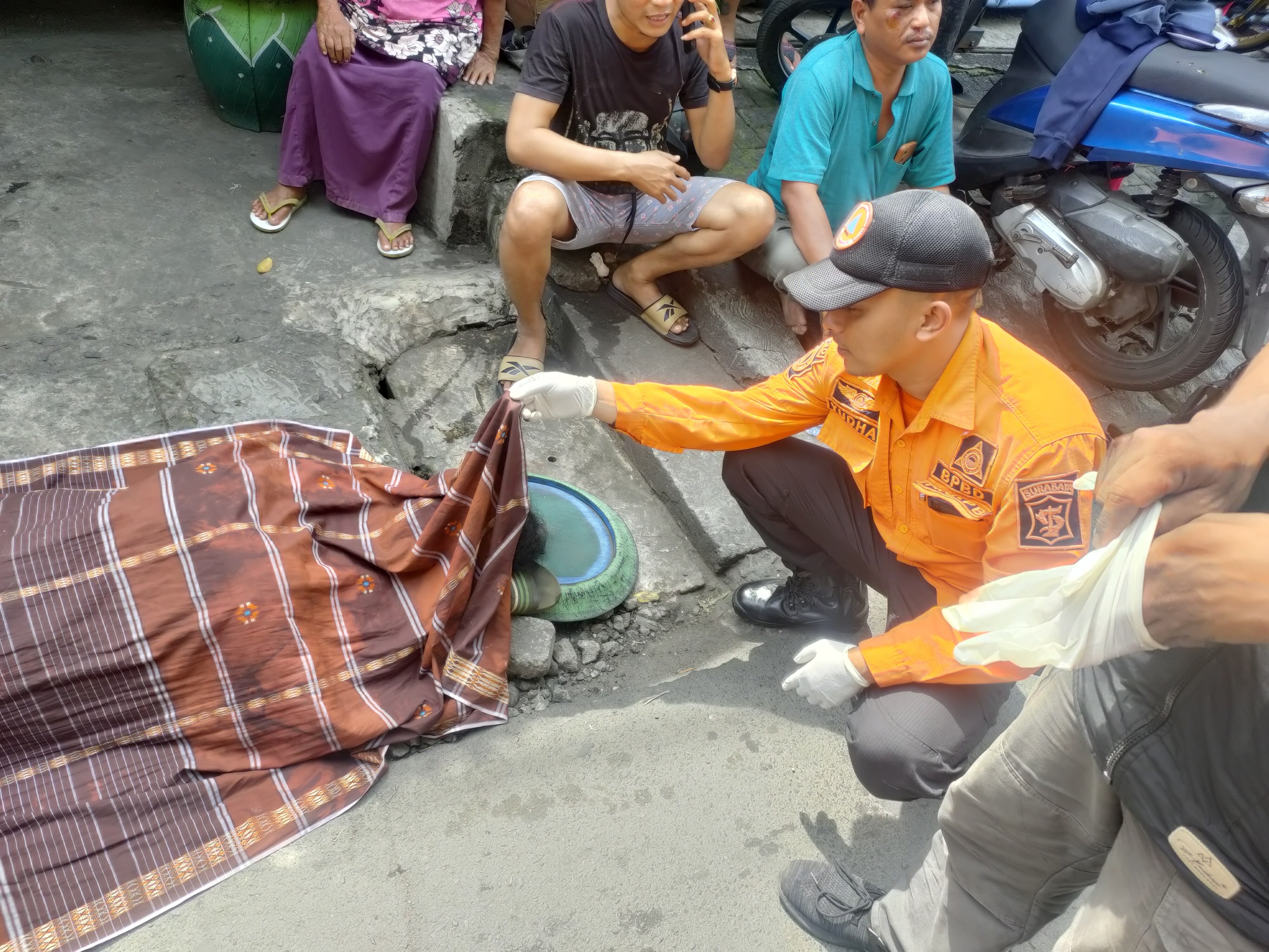 Proses evakuasi korban tabrakan di Jalan Pagesangan. (Foto: dok. BPBD Surabaya)