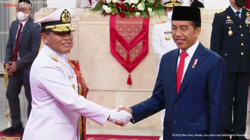 Presiden Jokowi resmi melantik Laksamana Madya TNI Muhammad Ali sebagai Kepala Staf TNI Angkatan Laut (KSAL). (Foto: YouTube Setpres)