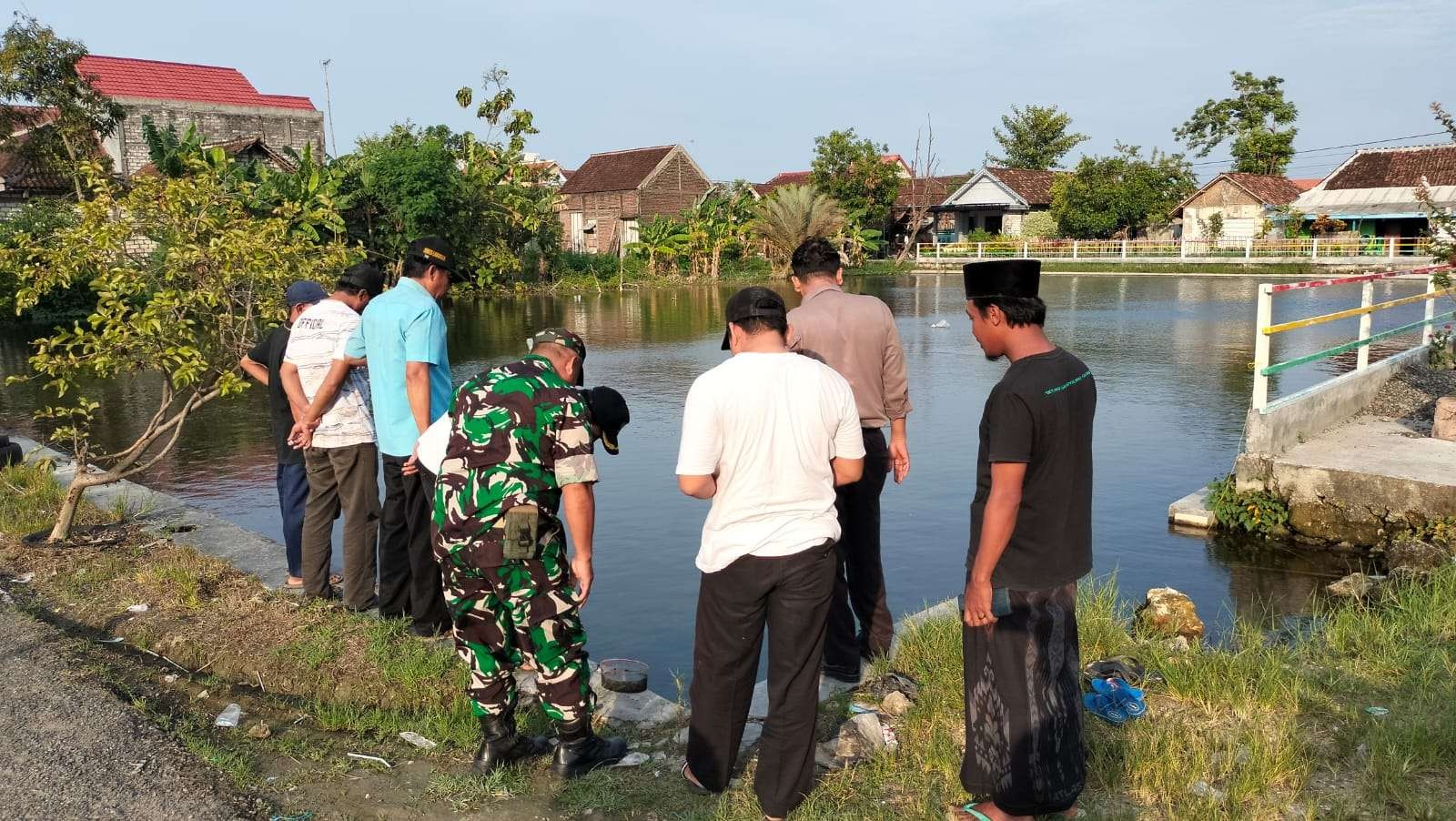 Anggota Polsek dan Koramil Sekaran serta disaksikan perangkat desa dan warga sekitar sedang mendatangi lokasi kejadian. (Foto: Istimewa)