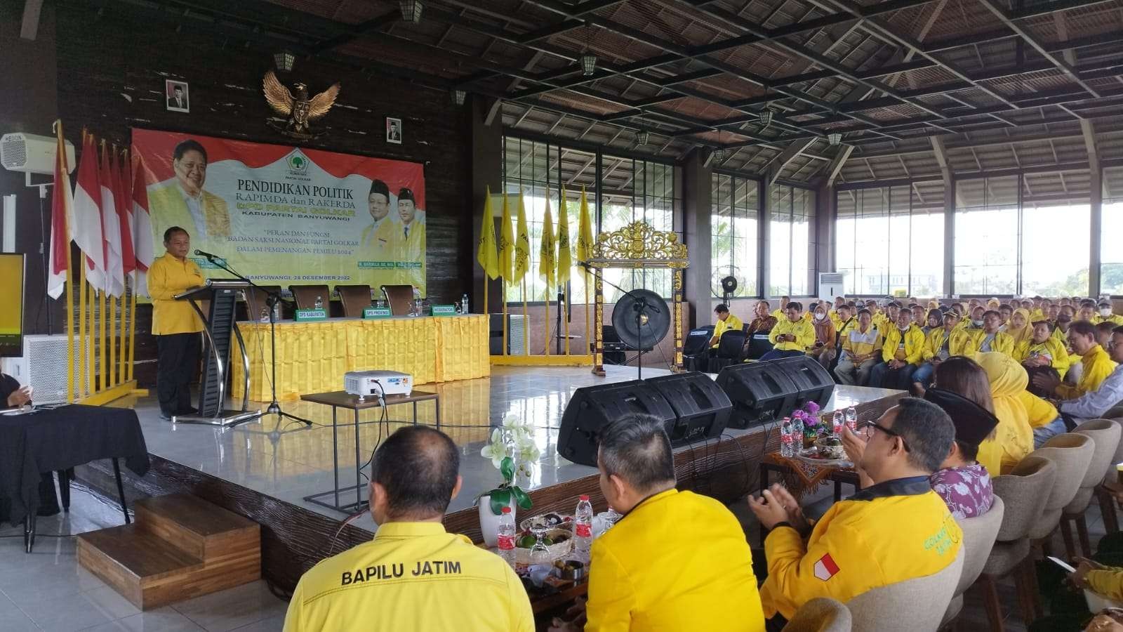 Ketua DPD Partai Golkar Jawa Timur M. Sarmuji memberikan sambutan dalam Rapimda dan Rakerda DPD Partai Golkar Banyuwangi (foto: Muh Hujaini/Ngopibareng.id)