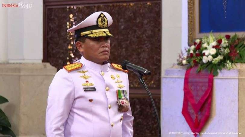 Presiden Joko Widodo (Jokowi) melantik Laksamana Madya Muhammad Ali sebagai Kepala Staf Angkatan Laut (KSAL) menggantikan Laksamana Yudo Margono yang menjabat Panglima TNI, Rabu 28 Desember 2022. (Foto: YouTube Setpres)