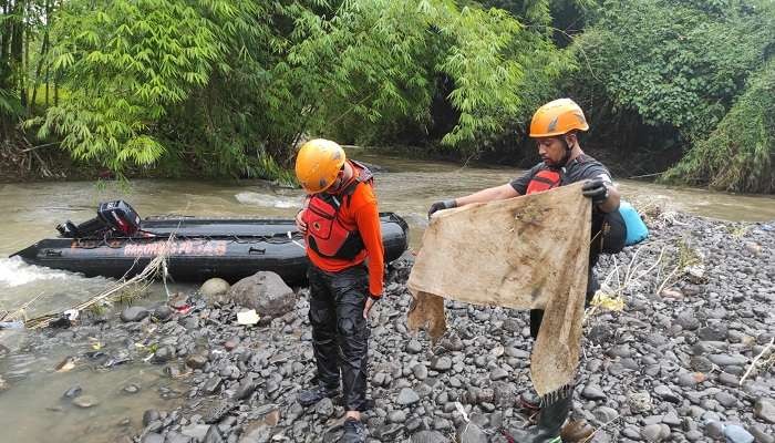 Relawan BPBD pencari jenazah hilang menemukan kain kafan di sungai (Foto: Dok BPBD Jember)