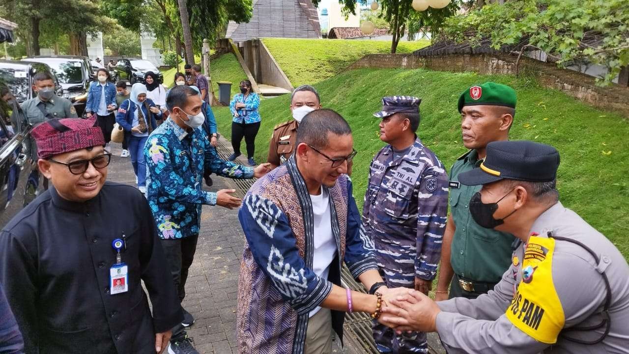 Menteri Parekraf Sandiaga Uno saat berkunjung ke Pendopo Sabha Swagatha Blambangan, Banyuwangi. (Foto: Muh Hujaini/Ngopibareng.id)