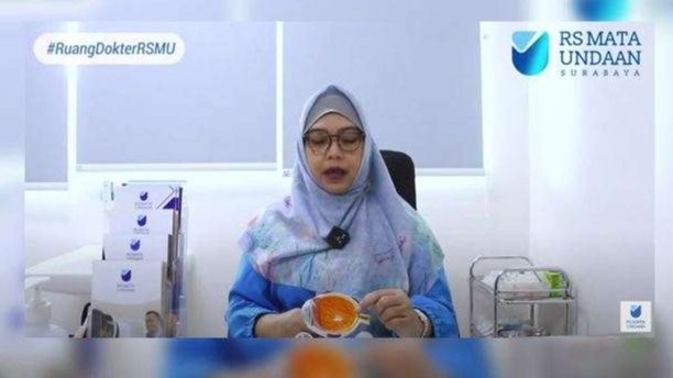 Dokter Kitriastuti Sp.M, dari Divisi Refraksi dan Lensa Kontak Rumah Sakit Mata Undaan menjelaskan gangguan refraksi high myopia di Chanel YouTube RS Mata Undaan. (Foto: Tangkapan Layar)