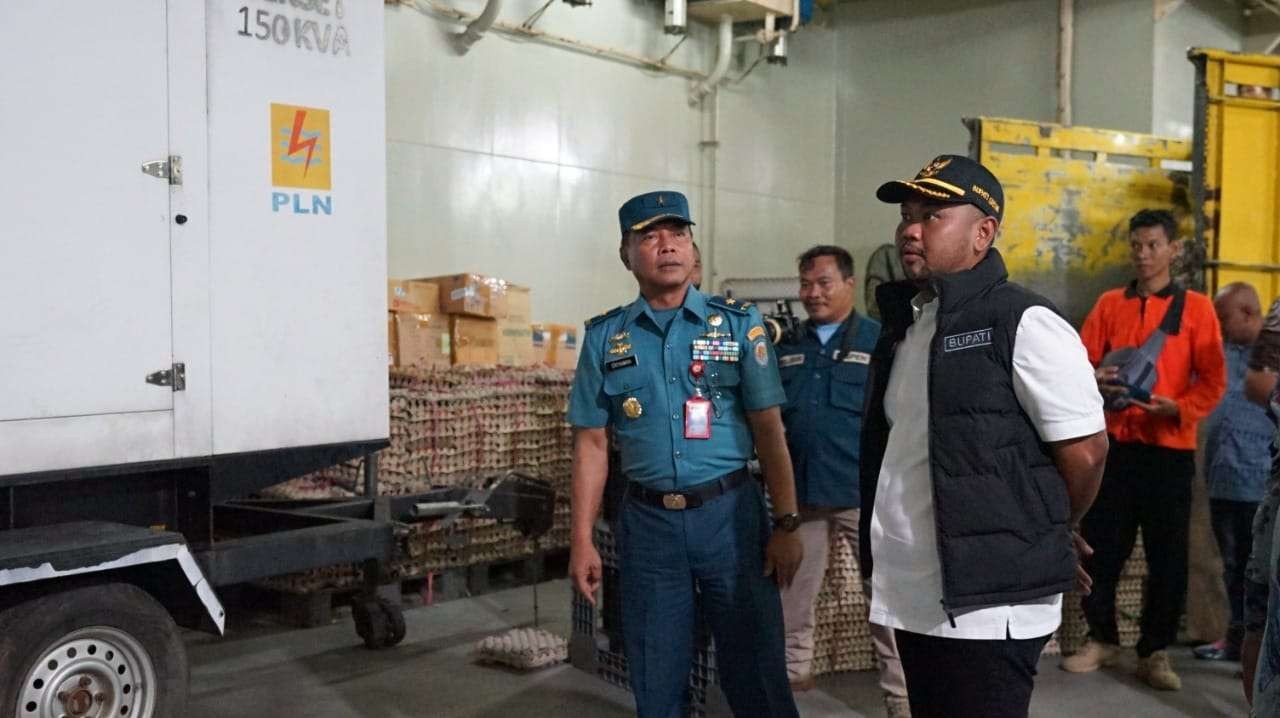 Laksma TNI Eriyawan  menyerahkan bantuan logistik dan obat-obatan dibawa ke Pulau Bawean, Gresik, dengan KRI dr. Soeharso (SHS) – 990 . (Foto: dok. TNI-AL)